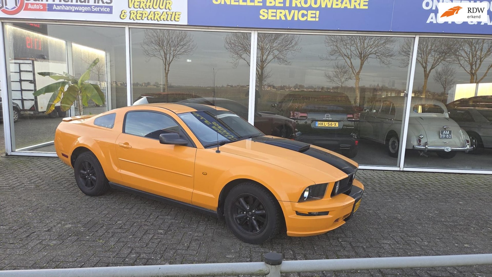 FORD MUSTANG V6 DELUXE
