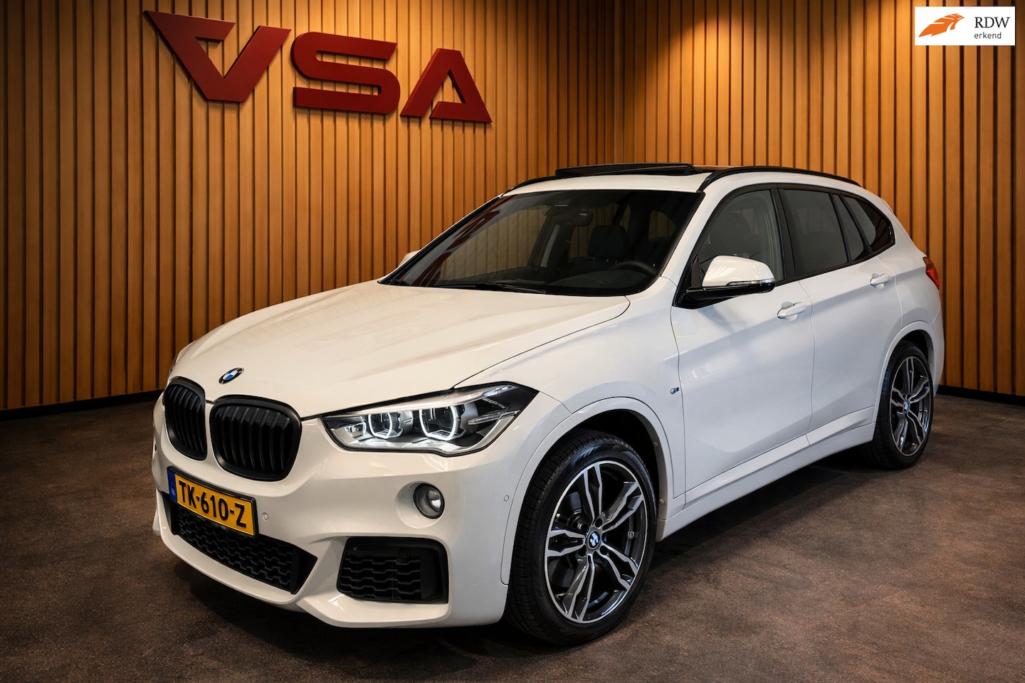 BMW X1 - SDrive20i High Executive M-pakket|Stoelvw|Panorama|Trekhaak|Camera|4-seizoen banden|key-le - AutoWereld.nl
