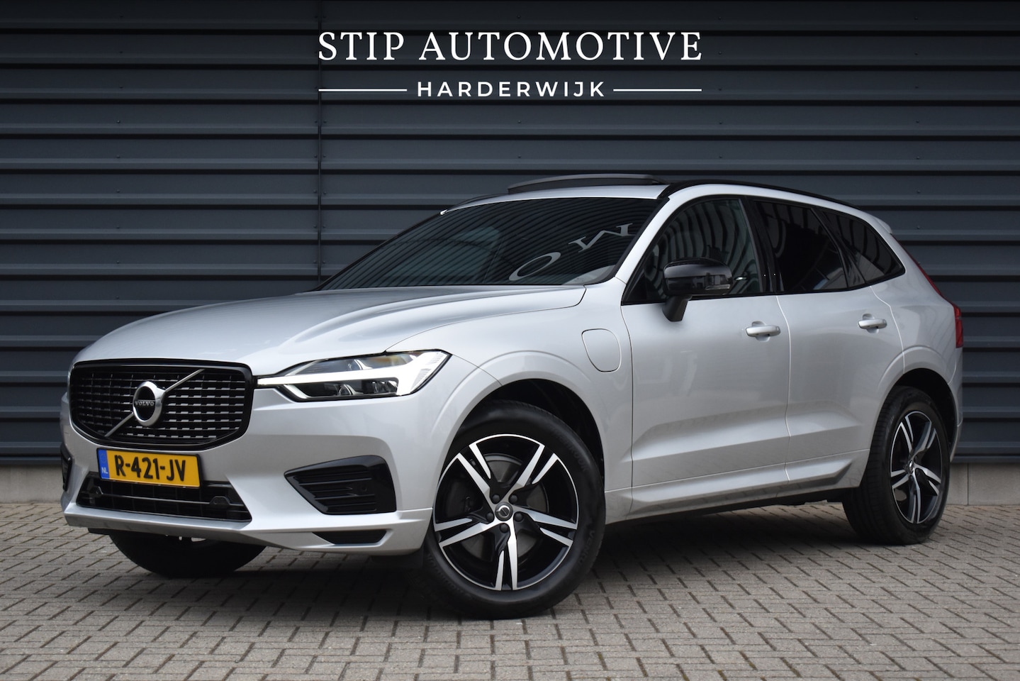 Volvo XC60 - 2.0 Recharge T8 AWD R-Design | Panorama | Elek. Trekhaak | Stoelverwarming voor + achter | - AutoWereld.nl