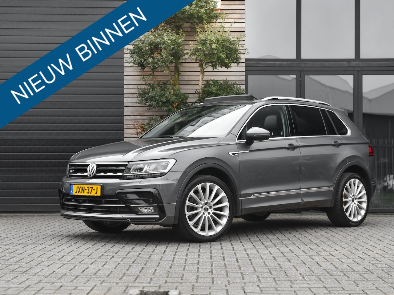 Volkswagen Tiguan - 2.0 TSI 4Motion Highline R-Line 220 PK Trekhaak Panoramadak Camera 20 inch velgen - AutoWereld.nl