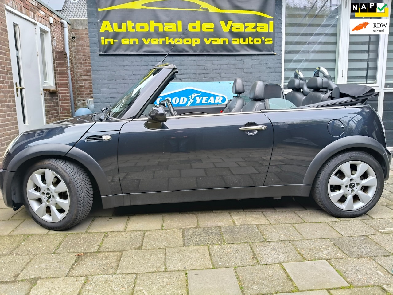 MINI Cabrio - 1.6 Cooper Chili Mini 1.6 Cooper Chili, NW Koppeling vol leer parkeersensoren harman /kardon NW APK - AutoWereld.nl