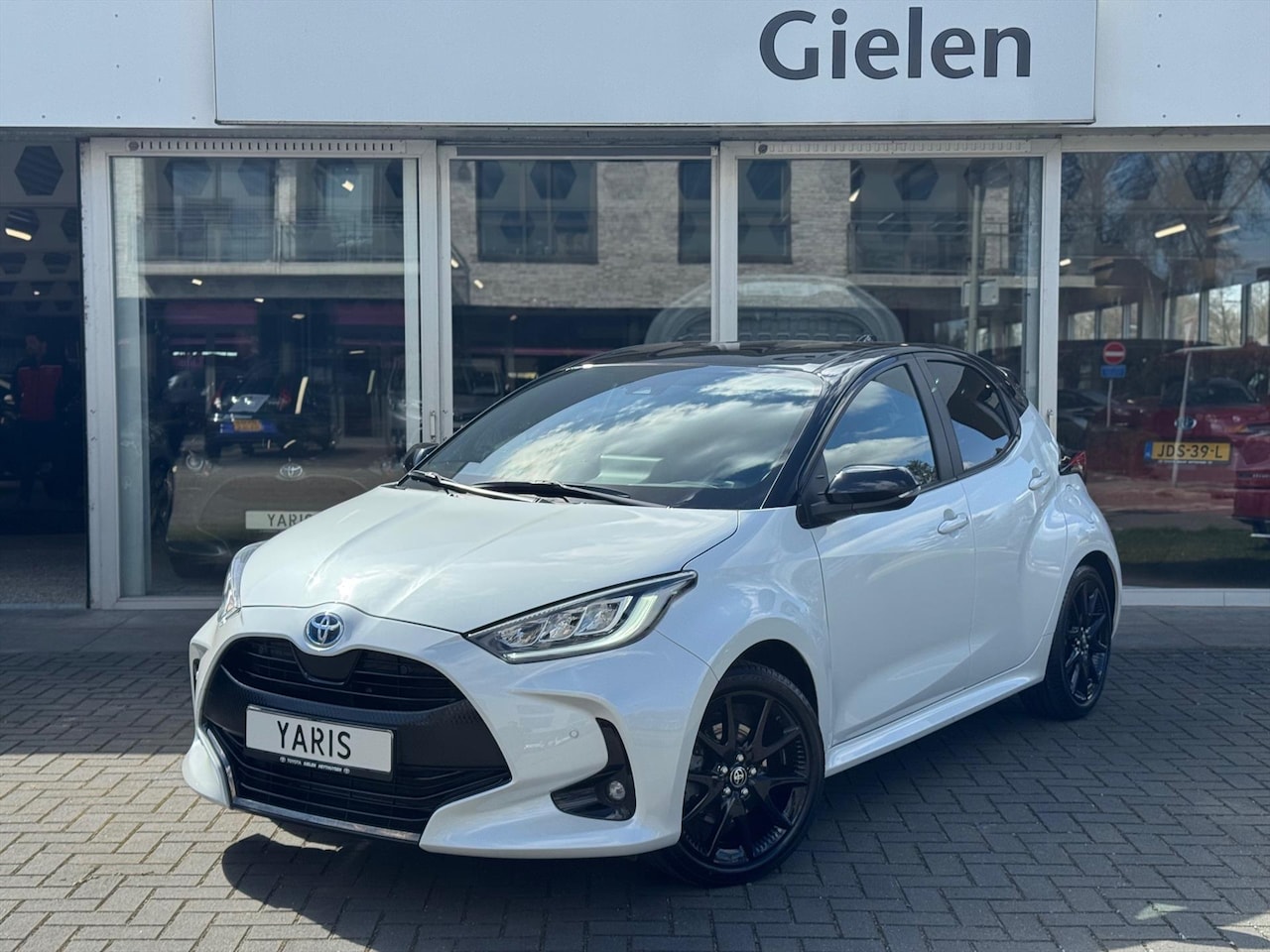 Toyota Yaris - 1.5 Hybrid Executive Premium | JBL, Head up display, 17 inch, Dodehoekherkenning, Parkeers - AutoWereld.nl