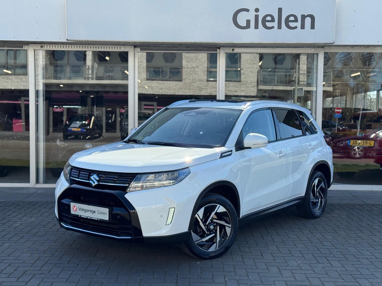 Suzuki Vitara - 1.5 Hybrid Automaat Style | Panoramadak, Parkeersensoren, Stoelverwarming, Keyless, Parkee - AutoWereld.nl