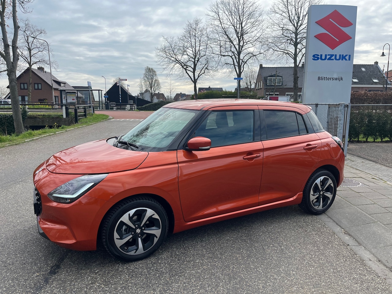 Suzuki Swift - 1.2 Style Smart Hybrid AUTOMAAT // Slechts 6800 km // All-season banden // Frisse kleur // - AutoWereld.nl