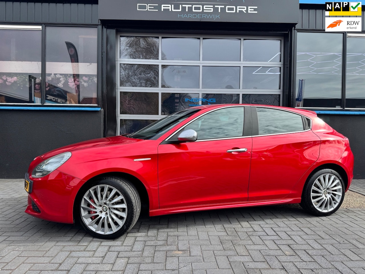 Alfa Romeo Giulietta - 1.4 T Distinctive Veloce 170pk Rosso Competizione Airco leder memory Cruise In perfecte St - AutoWereld.nl