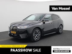 BMW iX - xDrive40 Executive 77 kWh | NAVIGATIE | HEAD UP DISPLAY | STUUR- & STOELVERWARMING | CAMER