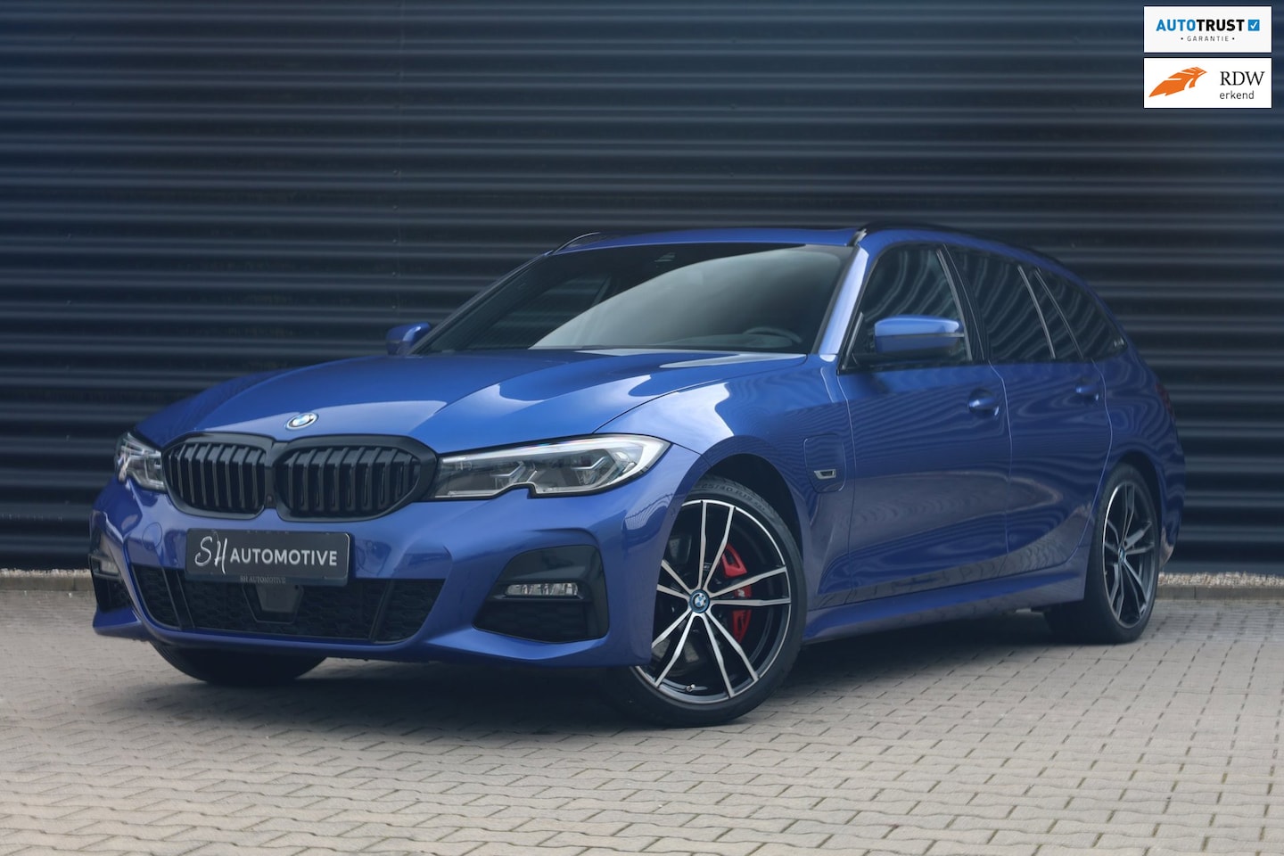 BMW 3-serie Touring - 330e High Executive M Sport / PANO / LEDER / TREKHAAK / 360 CAMERA - AutoWereld.nl