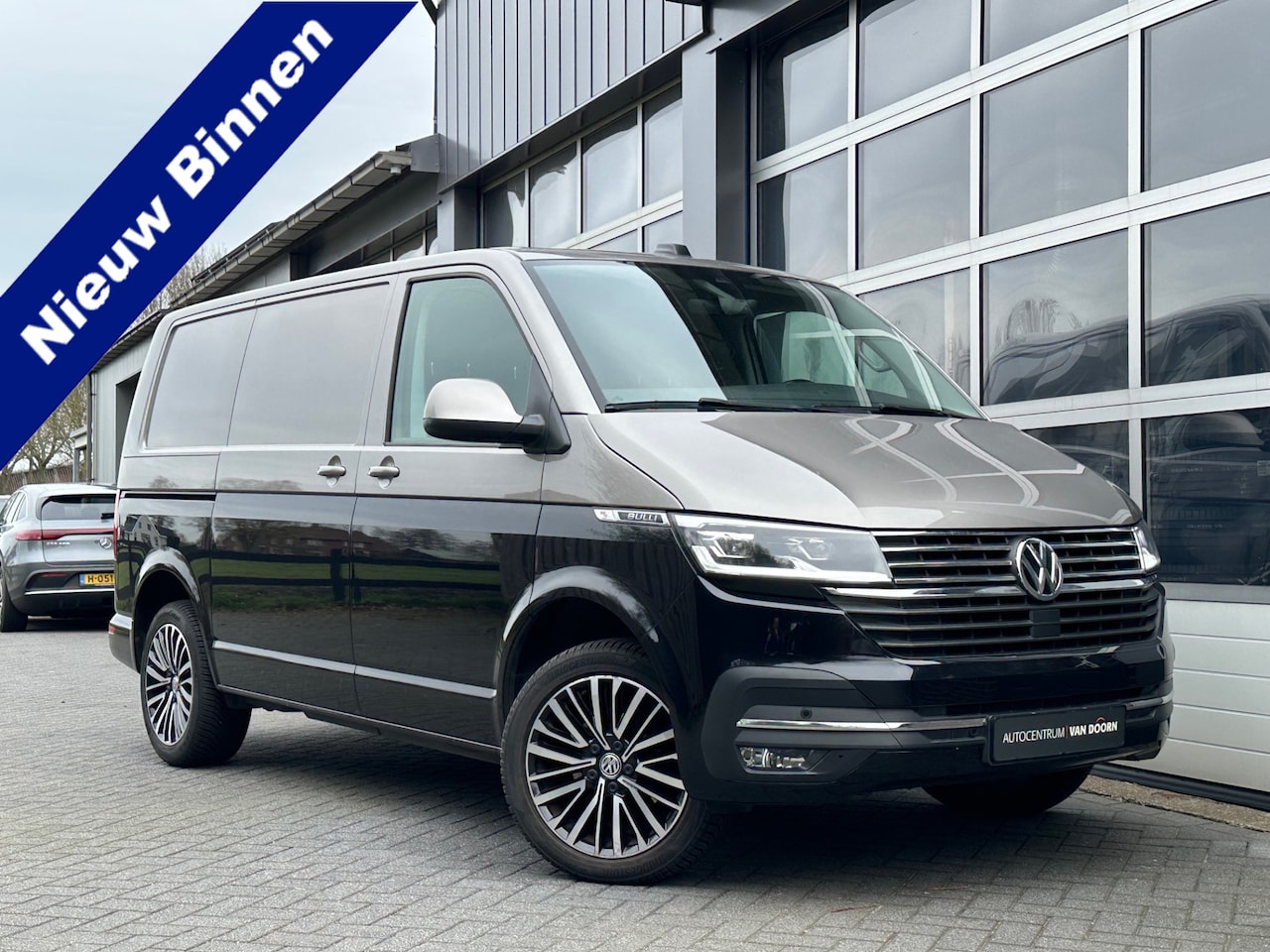 Volkswagen Transporter - 2.0 TDI L1H1 | 150pk | DSG | Bulli | Two Tone | 2x schuifdeur | Standkachel | BPM vrij | L - AutoWereld.nl
