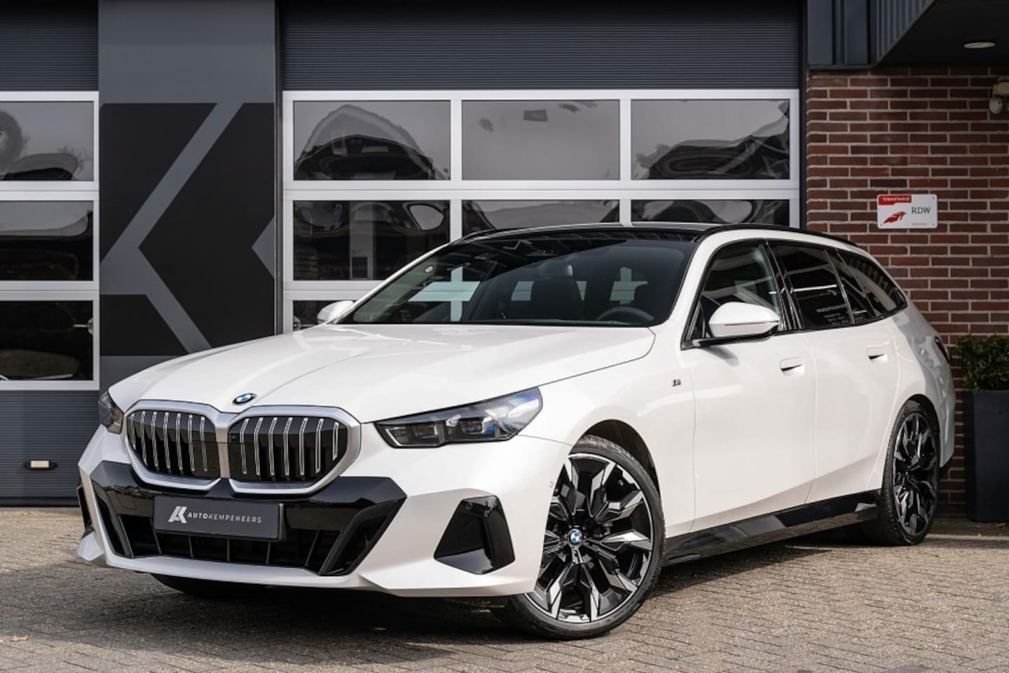 BMW 5-serie Touring - 520i M Sport | Panorama | Bowers & Wilkins | Head-Up | 360° | 21 Inch | Driving Ass. Plus - AutoWereld.nl