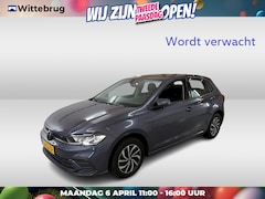 Volkswagen Polo - 1.0 TSI Life Executive Navigatie / PDC / Extra getint glas / Airco / App-connect / Apple c