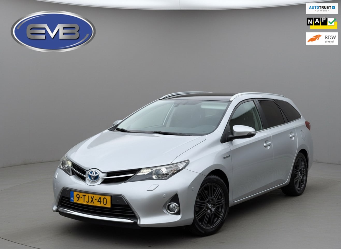 Toyota Auris Touring Sports - 1.8 Hybrid Lease 1.8 Hybrid Lease+, panoramadak, trekhaak, stoelverwarming, dealer onderhouden, NL auto met - AutoWereld.nl