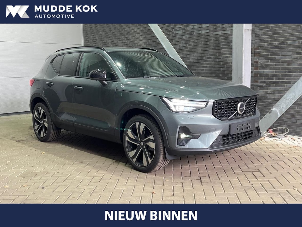 Volvo XC40 - B4 Ultra Dark | Panoramadak | Trekhaak | ACC | 360° Camera | Stoel+Stuurverwarming - AutoWereld.nl