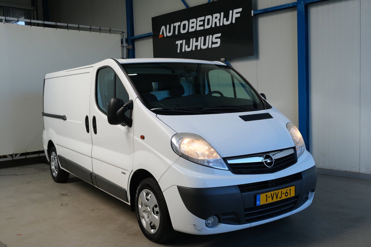 Opel Vivaro - 2.5 CDTI L2H1 146PK - N.A.P. Airco, Navi, Trekhaak. - AutoWereld.nl
