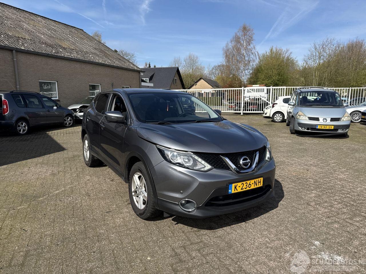 Nissan Qashqai - 1.2 N-Connecta REST BPM €500!!! - AutoWereld.nl