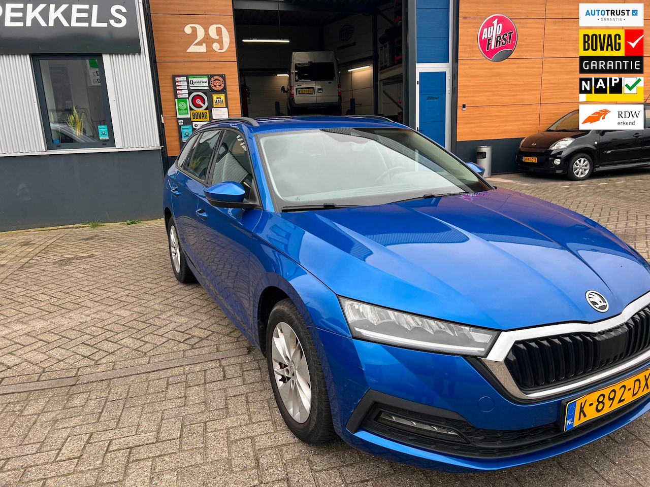 Skoda Octavia Combi - 1.0 TSI word afgeleverd met 6 maanden garantie nieuwe apk en aflevering beurt compleet ger - AutoWereld.nl