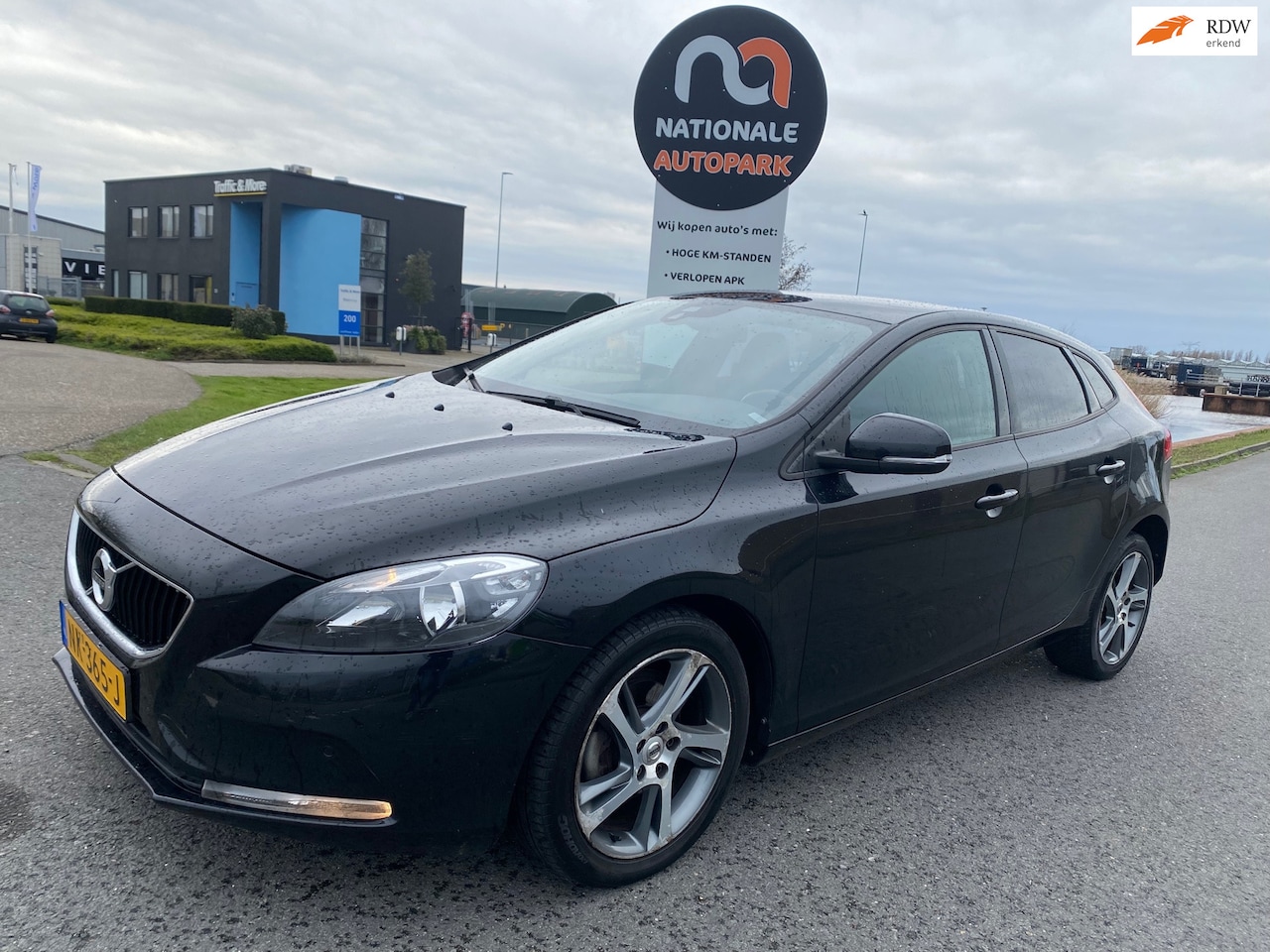 Volvo V40 - 2016 * 2.0 D2 Kinetic * EURO 6 * 120PK * APK * KM UNIEK !! - AutoWereld.nl