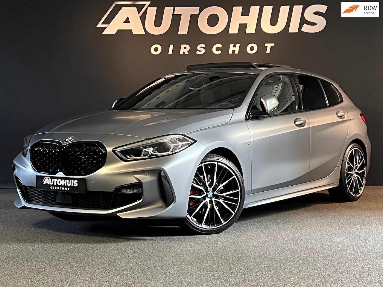BMW 1-serie - 120i High Executive Edition M Pano/ M stoelen/ Frozen Grey/ 19"/ Stuurverwarming - AutoWereld.nl