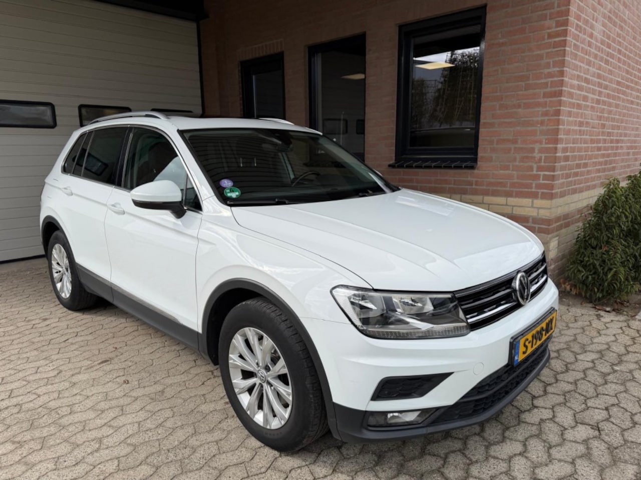 Volkswagen Tiguan - 1.5 TSI 150pk pano trekh massage alcantara - AutoWereld.nl