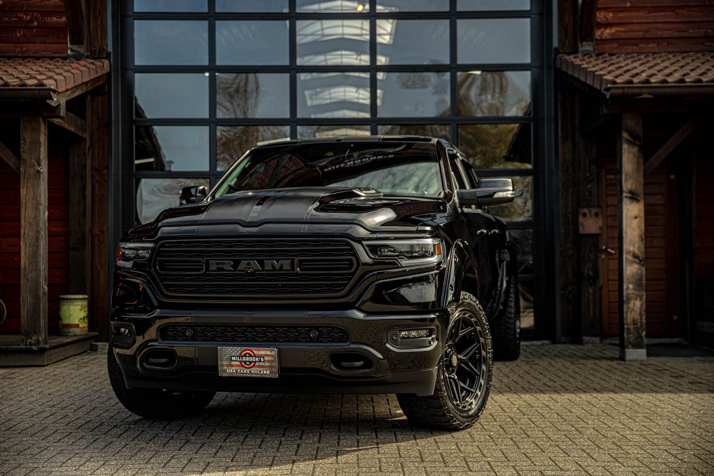 Dodge Ram 1500 - 5.7 V8 4x4 Crew Cab Limited | LPG | Lucht vering | Stoel verwarming/verkoeling  | Pano | - AutoWereld.nl