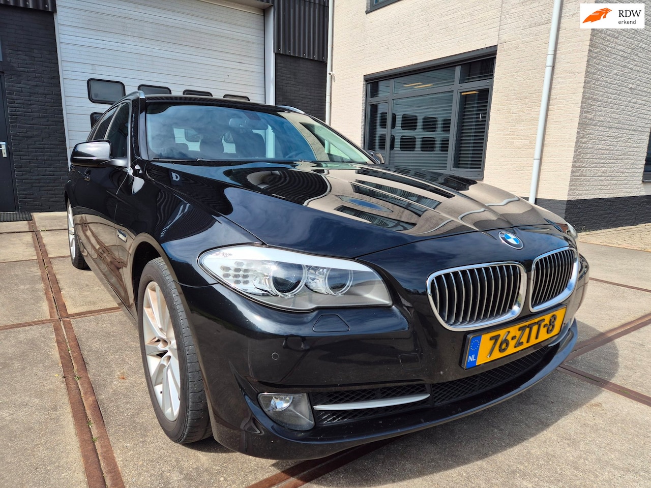 BMW 5-serie Touring - 520i High Executive - Leder - Navi - Cruise - PDC - Afneembare Trekhaak - AutoWereld.nl