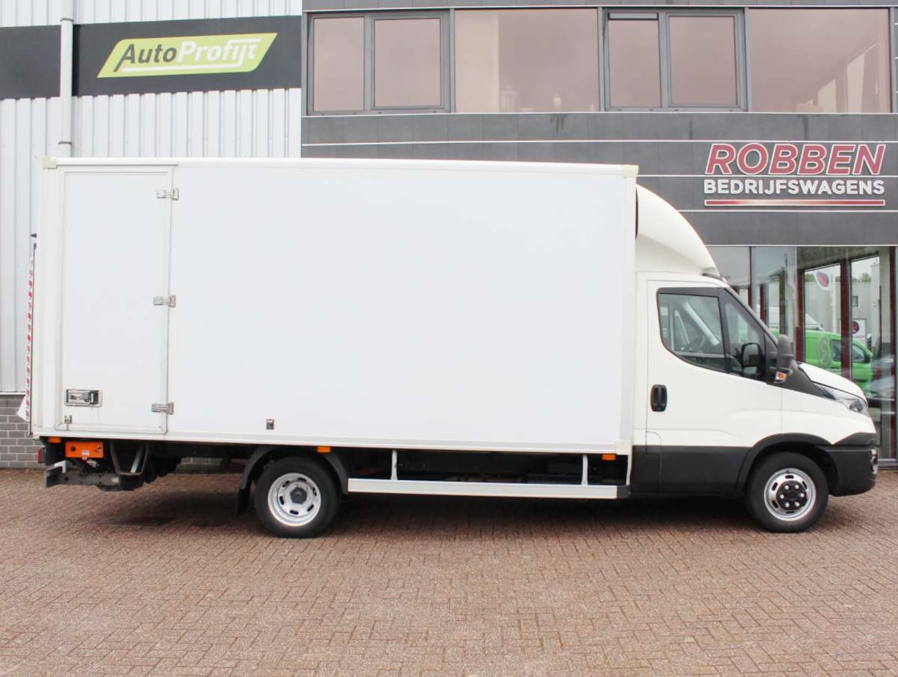 Iveco Daily - 35C15 3.0 410 Bakwagen Laadklep Dubbellucht Trekhaak/Cam - AutoWereld.nl