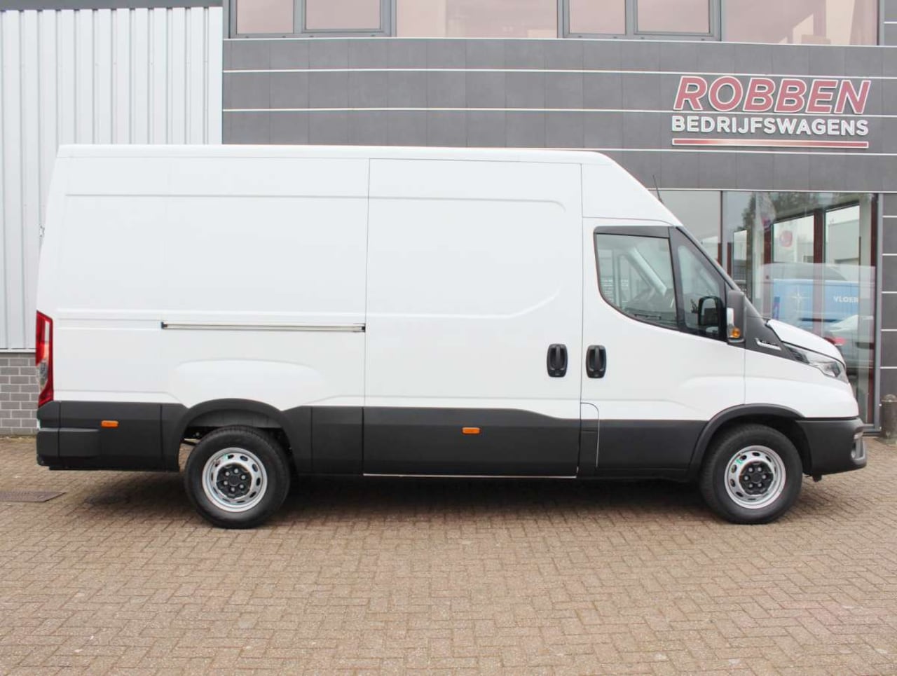 Iveco Daily - 35S16 HA8 2.3 352L H2  Airco/Cruise/Nav/Cam Trekh. - AutoWereld.nl