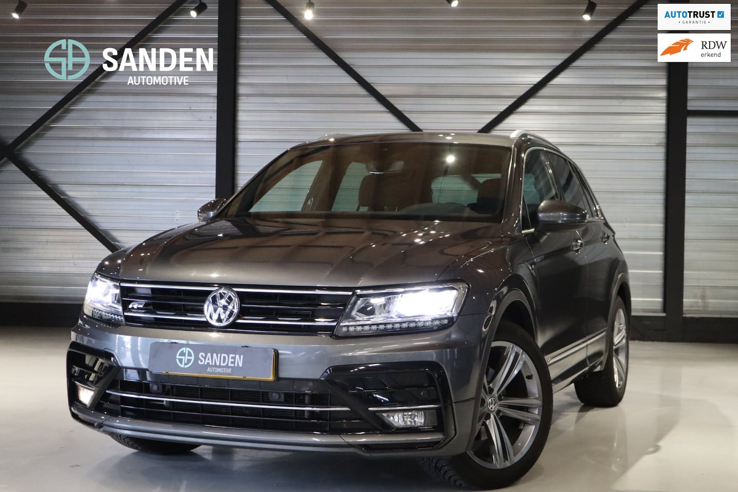 Volkswagen Tiguan - 1.5 TSI ACT Comfort Business R Line|Automaat|Led|Navi|Dodehoek|19inch - AutoWereld.nl
