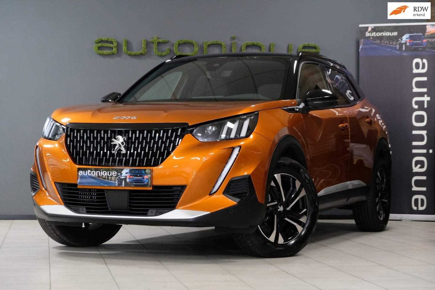 Peugeot 2008 - 1.2 PureTech GT *UNIEK 18dkm* Orange Metallic/Apple Carplay & Camera - AutoWereld.nl