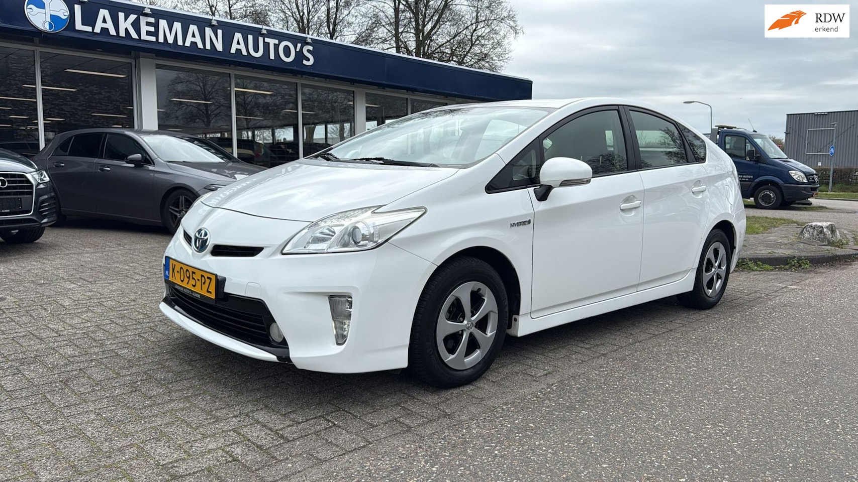 Toyota Prius - 1.8 Comfort Carplay Navigatie Whiteline Huurkoop Inruil APK Garantie - AutoWereld.nl