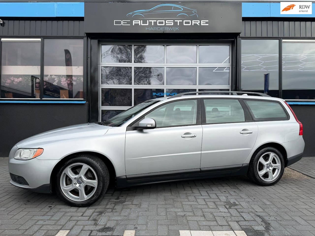 Volvo V70 - 2.0 Momentum Automaat 211000km!! Half leder Trekhaak Zeer Nette Auto!!! - AutoWereld.nl