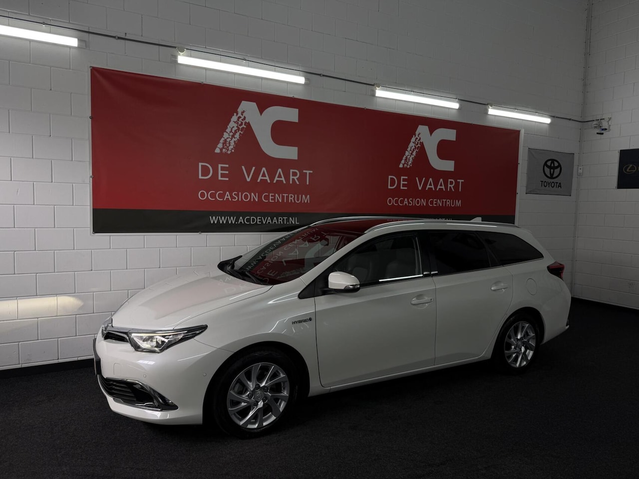 Toyota Auris - 1.8 Hybrid Executive - NAVI/XENON/PANO/CAM/NAP - AutoWereld.nl