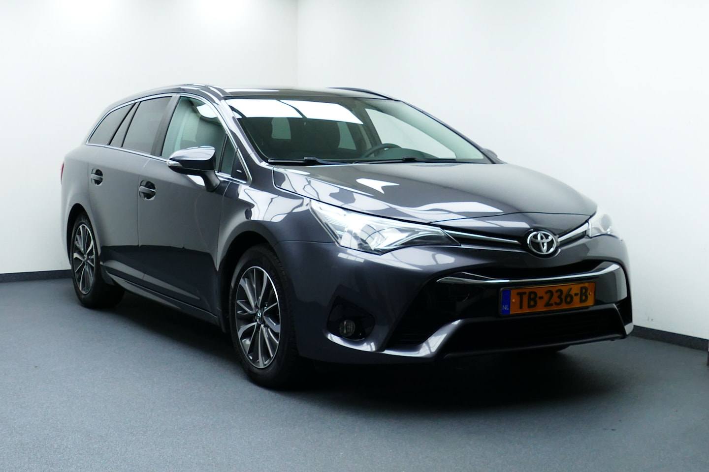 Toyota Avensis Touring Sports - 1.8 VVT-i SkyView Edition 1-Eig. Panodak, Camera, Clima, Haak 1600kg - AutoWereld.nl