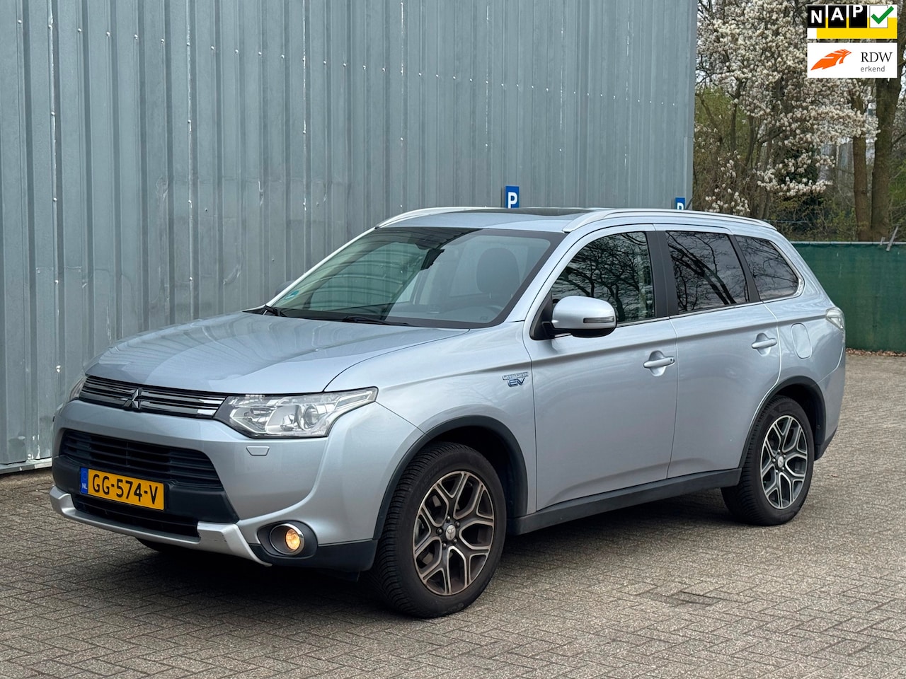 Mitsubishi Outlander - 2.0 PHEV Instyle X-Line / Pano / Camera / Trekhaak - AutoWereld.nl