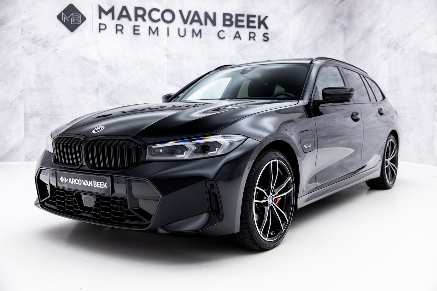BMW 3-serie Touring - 330e xDrive M-Sport | Pano | Harman-Kardon | E-Trekhaak | HU - AutoWereld.nl