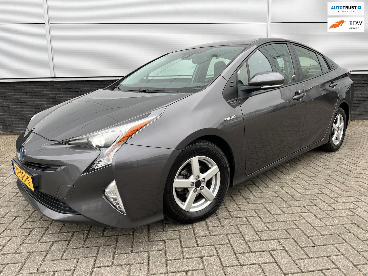 Toyota Prius - 1.8 Dynamic Hybrid Clima - HUD - trekhaak - sensoren - camera - full map navi - stoelverwa - AutoWereld.nl