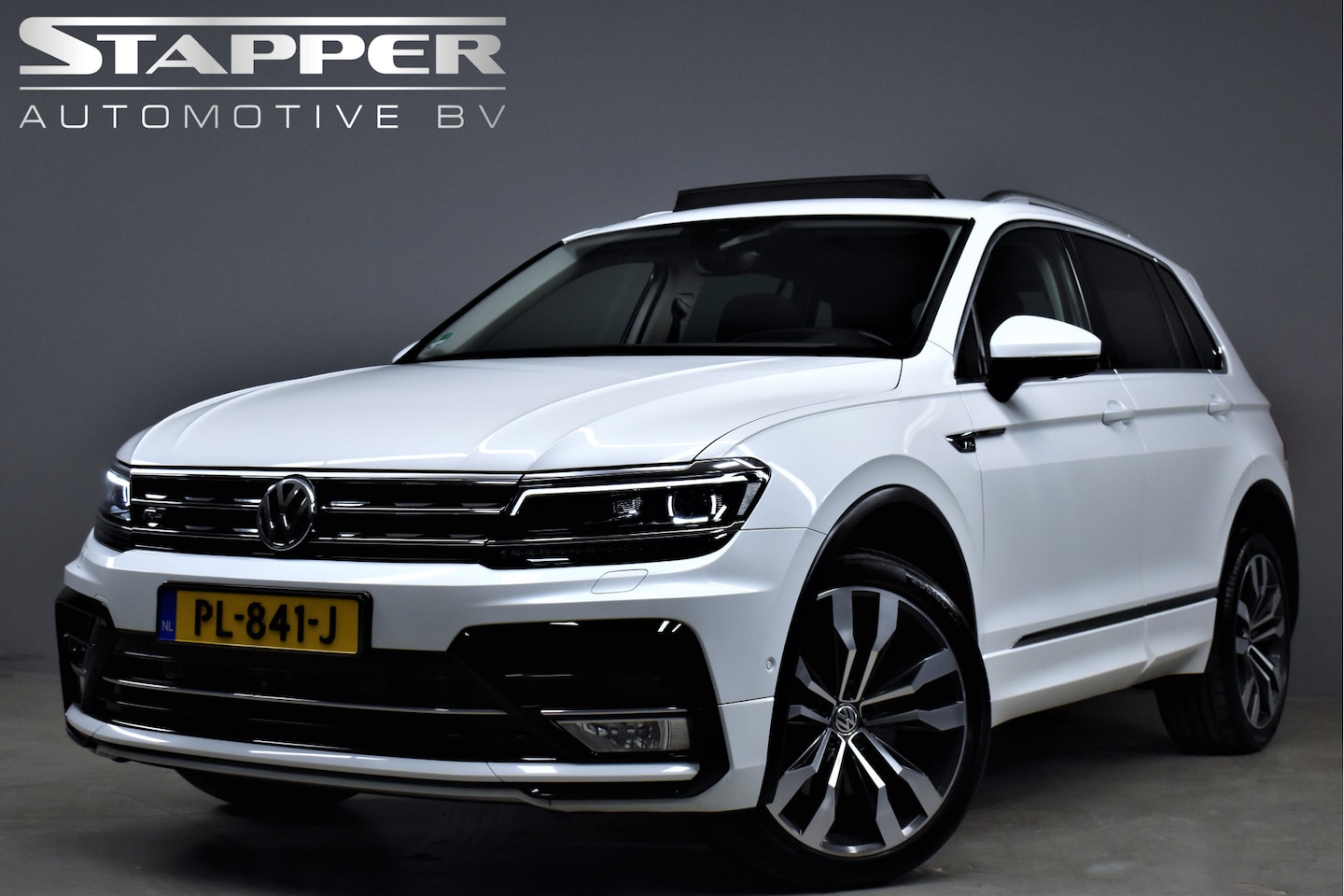 Volkswagen Tiguan - 2.0 TSI 220pk Automaat 4Motion R-Line Org.NL Pano/Virtual/Head-Up/Cameras/Keyless/Trekhaak - AutoWereld.nl
