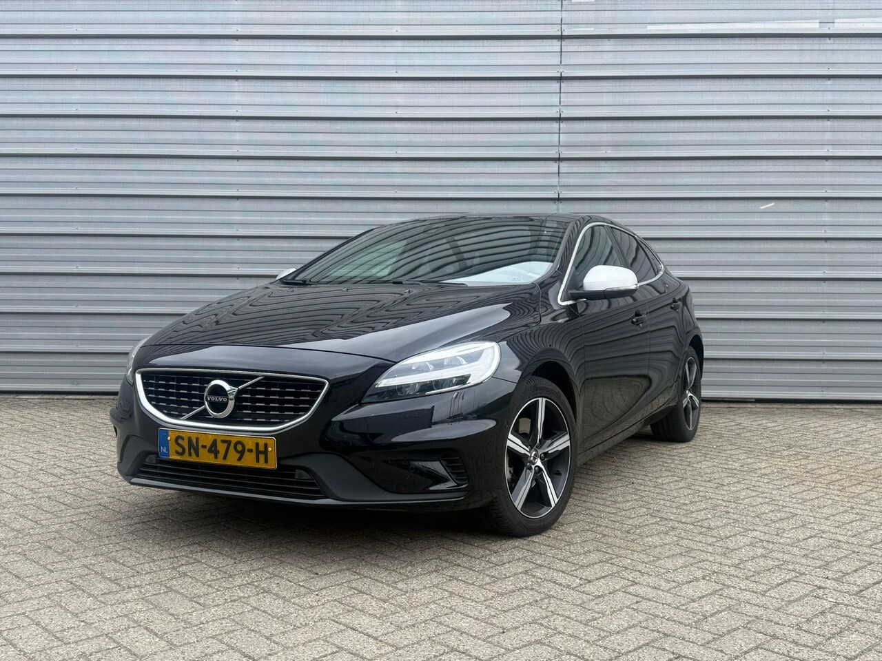 Volvo V40 - T4 190PK R-Design | Panoramadak | Park Assist | Camera | Stoel verw. | Bluetooth - AutoWereld.nl