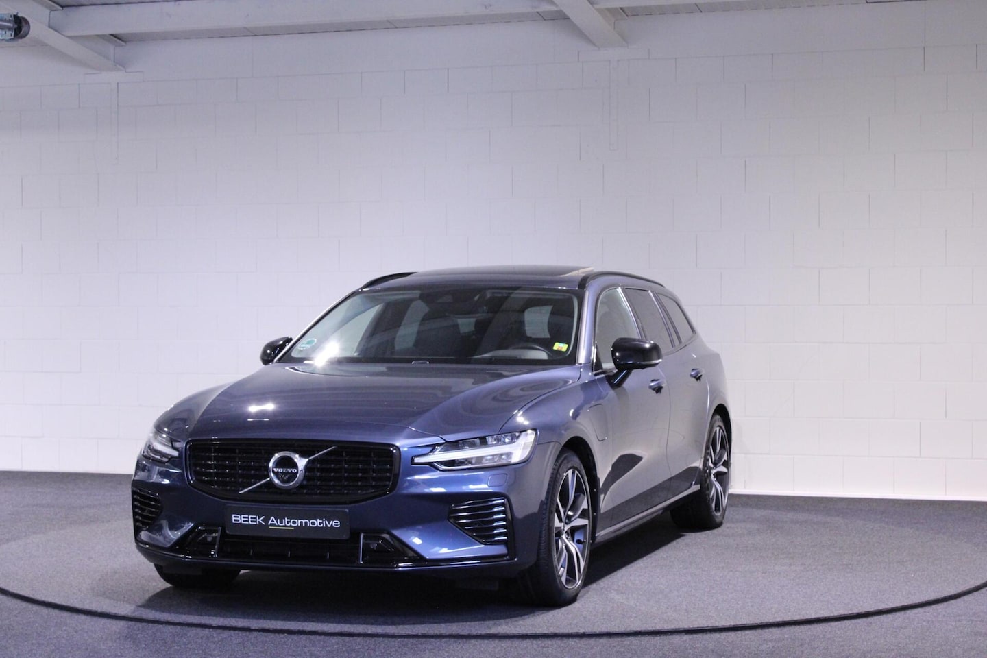 Volvo V60 - 2.0 T6 Recharge AWD R-Design | PANO | H/K | Trekhaak - AutoWereld.nl