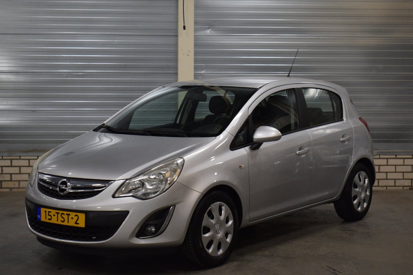 Opel Corsa - 1.2-16V Anniversary Edition +Cruise Control|Airco|Parkeersensoren| - AutoWereld.nl