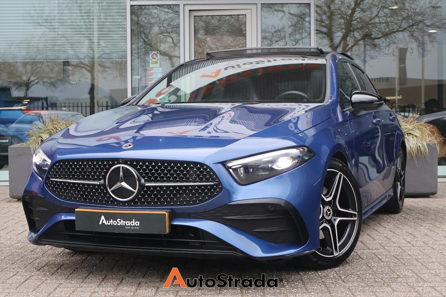 Mercedes-Benz A-klasse - A 180 AMG-Line 136pk | Cruise | Climate | Navigatie | 360 Camera | Panoramadak | Memory | - AutoWereld.nl