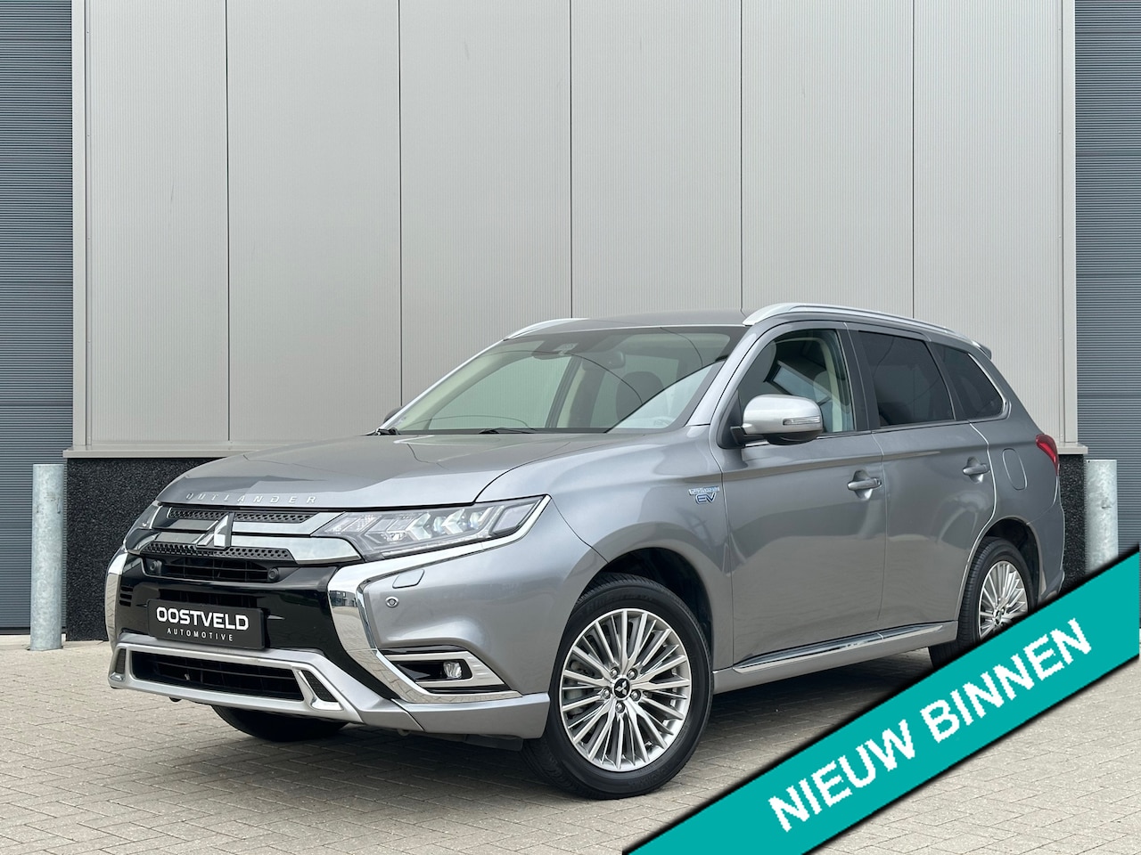 Mitsubishi Outlander - 2.4 PHEV Intense 4WD Trekhaak Camera Carplay Stoelv. - AutoWereld.nl