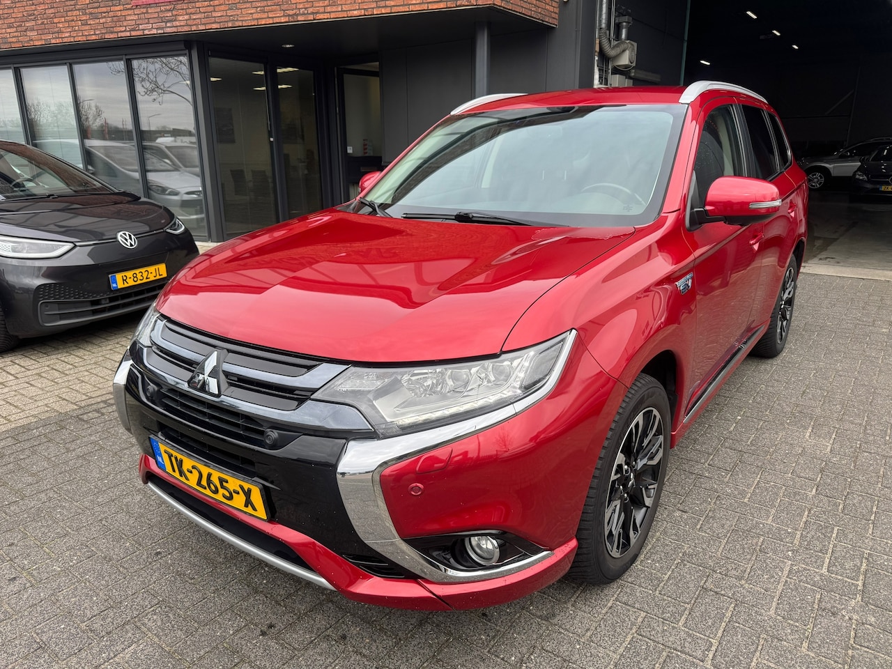 Mitsubishi Outlander - 2.0 PHEV Executive XENON 360 CAMERA TREKHAAK LEDER VOL - AutoWereld.nl