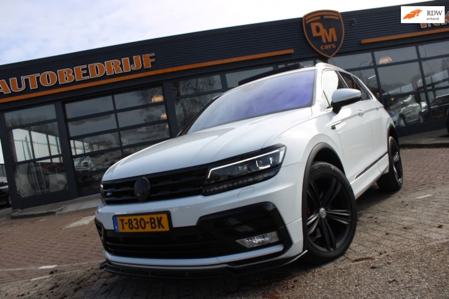 Volkswagen Tiguan - 2.0 TSI R 4Motion 3x R-Line | R-Zetels | Sfeerverlichting | Line-Assist | Camera | - AutoWereld.nl