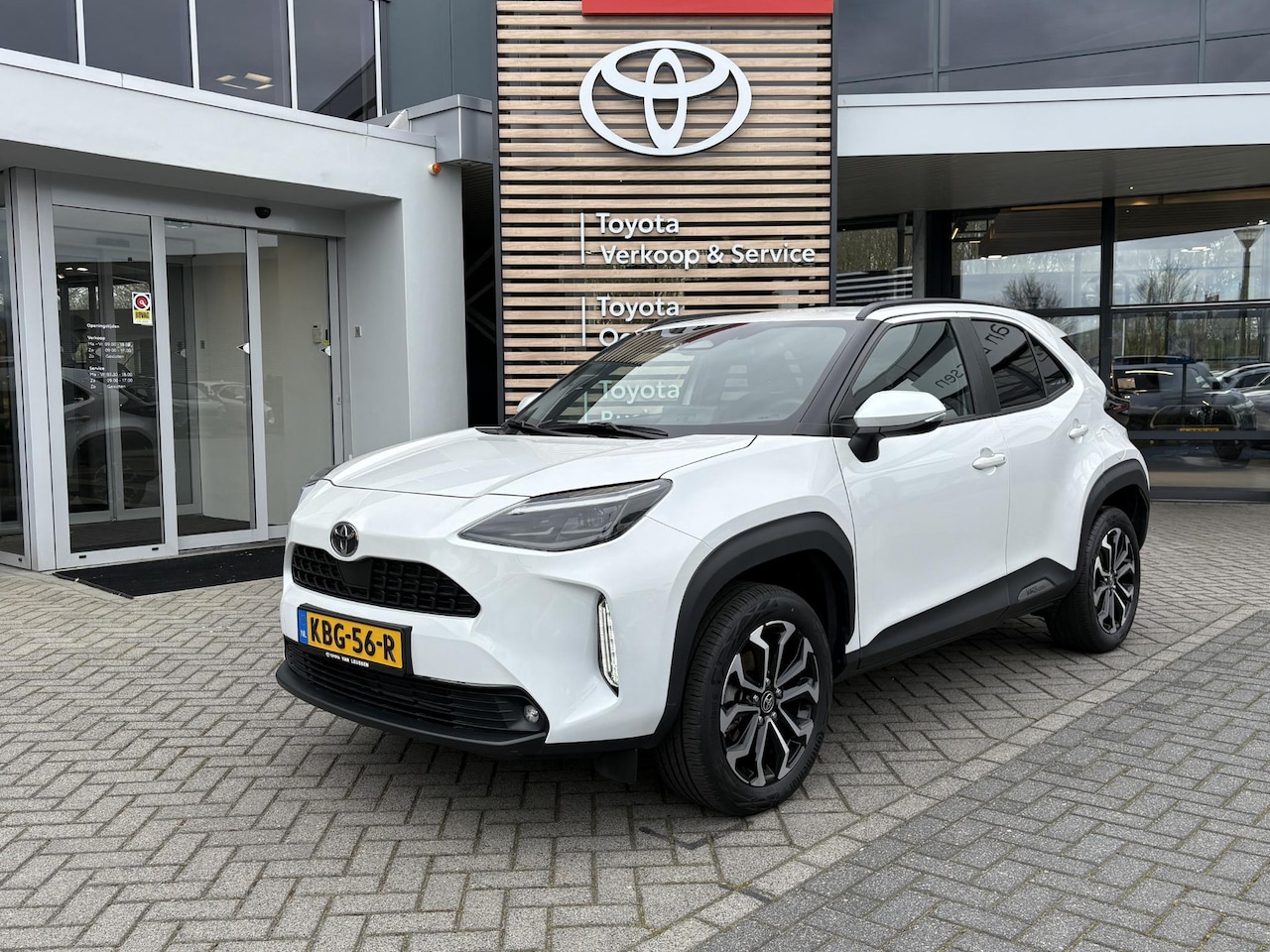 Toyota Yaris Cross - 1.5 HYBRID 115 FIRST-EDITION STOEL/STUURVERW KEYLESS LM-VELGEN DRAADLOOS-LADEN APPLE/ANDRO - AutoWereld.nl