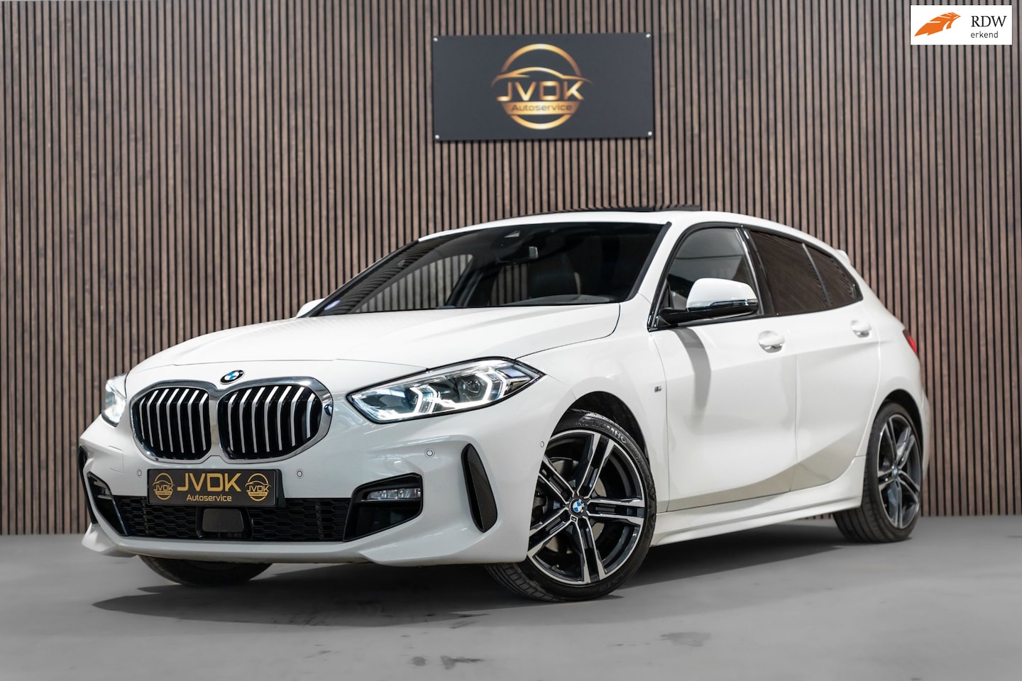 BMW 1-serie - 116i M Sport LED NAVI PANO CAMERA - AutoWereld.nl