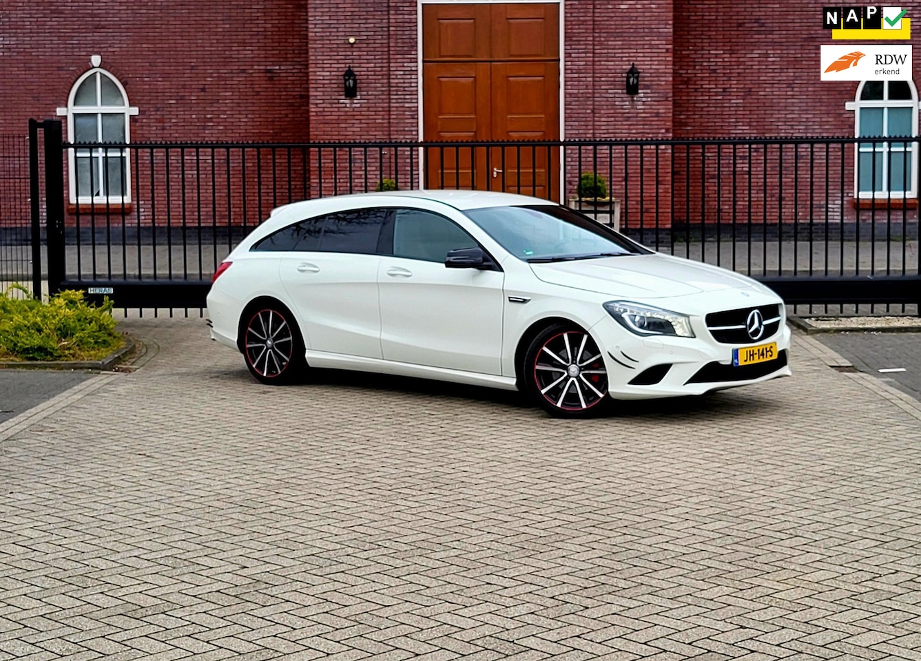 Mercedes-Benz CLA-klasse Shooting Brake - 180 AMG Line / Leer / Navi / Stoelverwarming / Nap / Pdc / LED - AutoWereld.nl