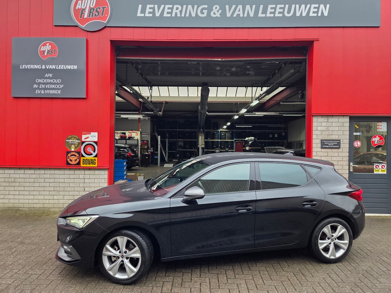 SEAT Leon - 1.5 eTSI FR Business Intense Automaat/ Stuur en stoel verwarming/ Navigatie/ Adapt. Cruise - AutoWereld.nl