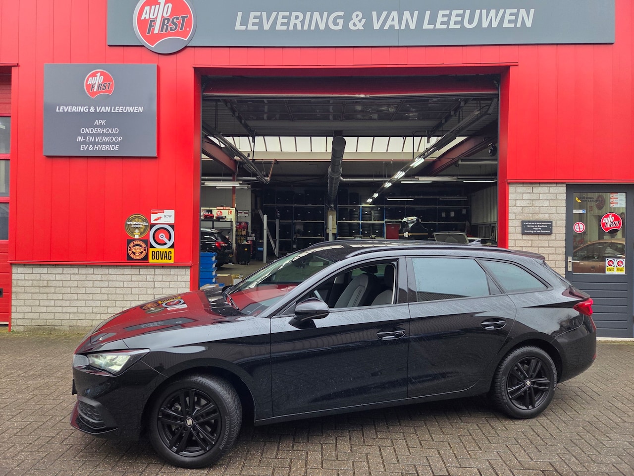 SEAT Leon Sportstourer - 1.0 eTSI Style Business Intense Automaat/ Elekt. Trekhaak/ Stuur en stoel verwarming/ Rijk - AutoWereld.nl