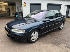 Opel Vectra - 1.6-16V Business Edition Automaat / Clima