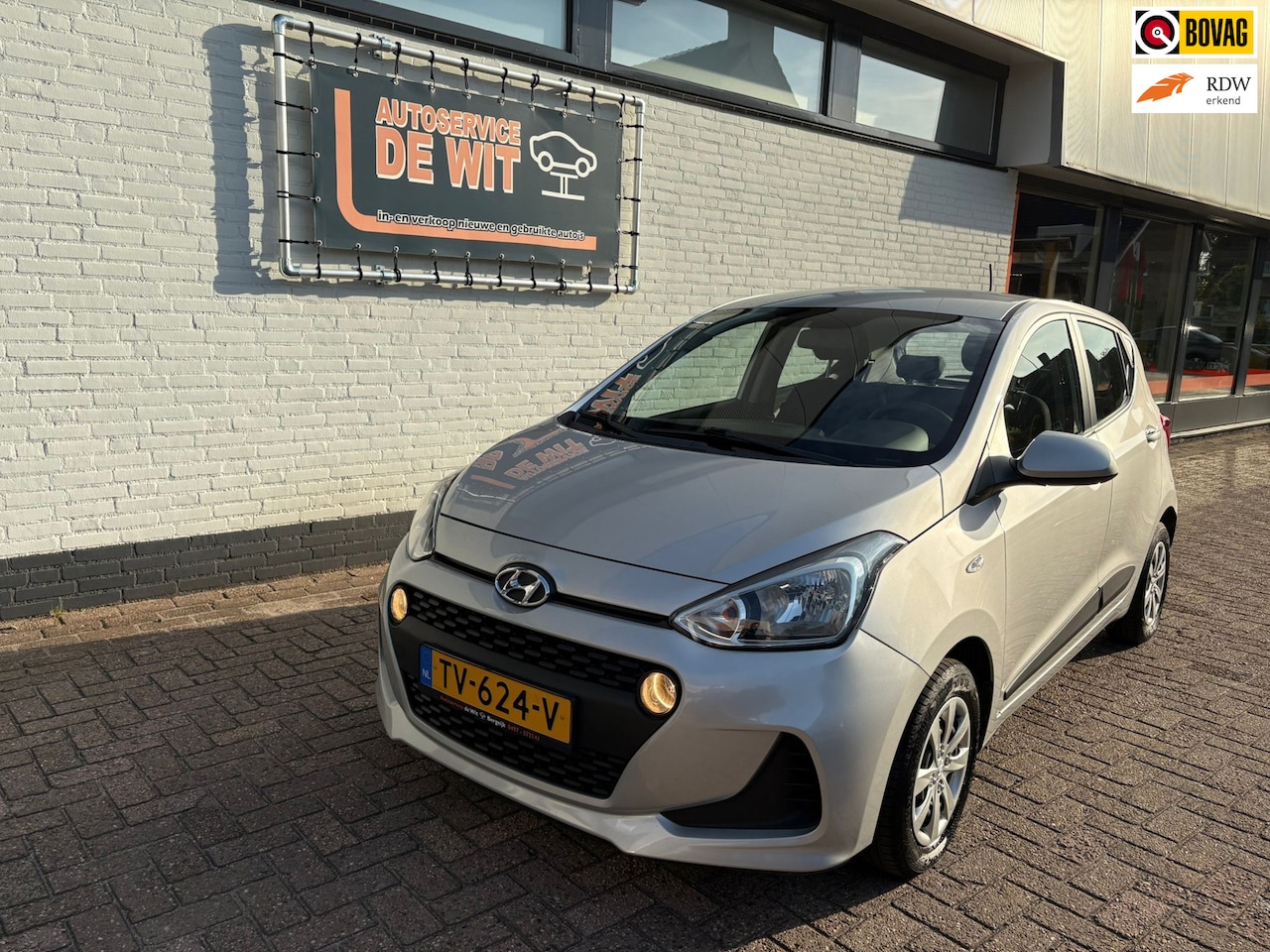 Hyundai i10 - 1.0i Comfort Navigatie, airco, cruise control - AutoWereld.nl